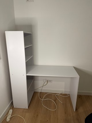 Escritorio blanco con estantería