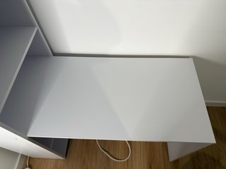 Escritorio blanco con estantería