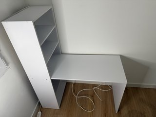 Escritorio blanco con estantería