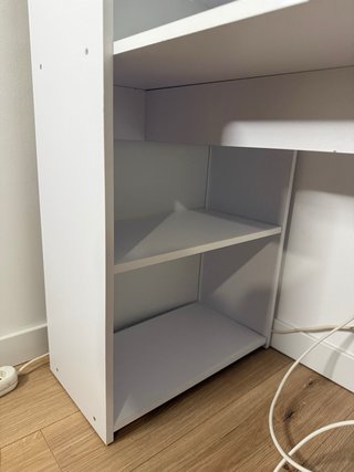 Escritorio blanco con estantería