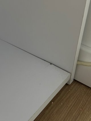 Escritorio blanco con estantería