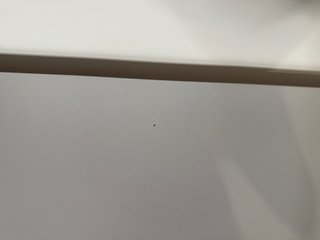 Escritorio blanco con estantería