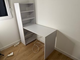 Escritorio blanco con estantería