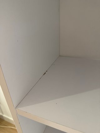 Escritorio blanco con estantería