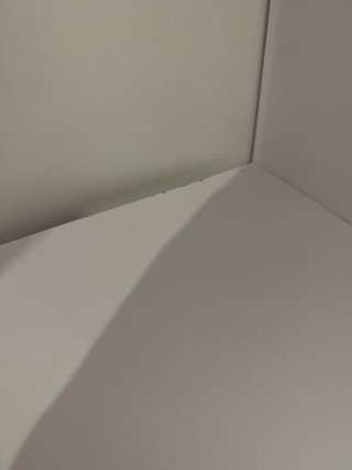 Escritorio blanco con estantería