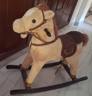 Caballo balancín de peluche