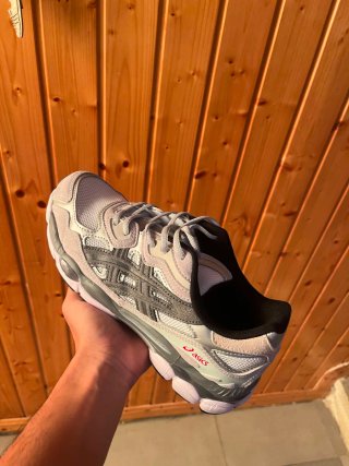 Zapatillas Asics grises y blancas talla 42