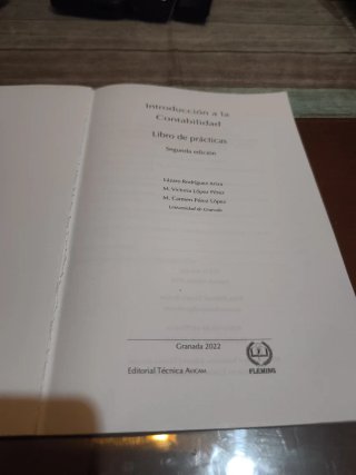 Libro de teoría y prácticas de Economía UGR
