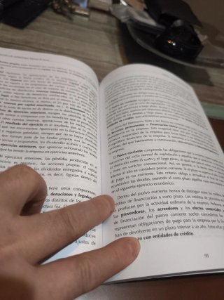 Libro de teoría y prácticas de Economía UGR