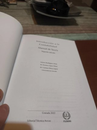 Libro de teoría y prácticas de Economía UGR