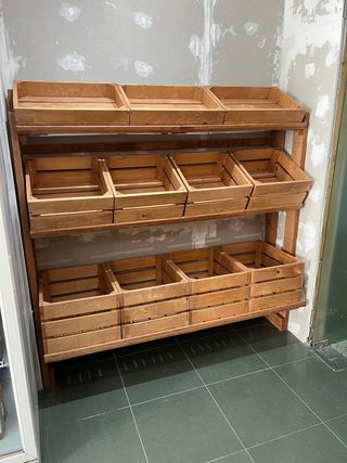 Expositor de madera con cajas