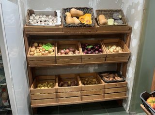 Expositor de madera con cajas