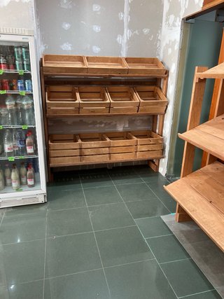 Expositor de madera con cajas
