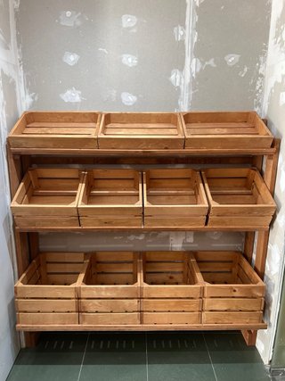 Expositor de madera con cajas