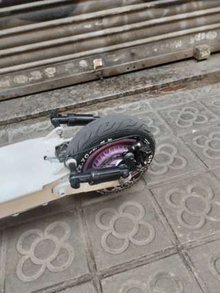 Patinete eléctrico modificado blanco con morado