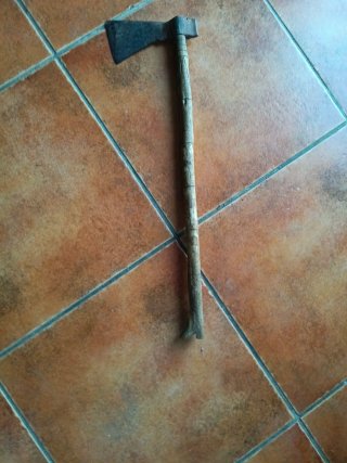 Hacha antigua tallada
