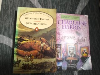 Lore de 2 libros en inglés. Novela