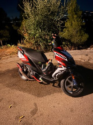 Yamaha Jog RR Scooter Negra y Roja