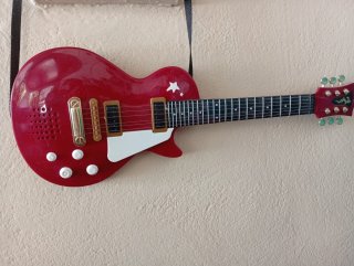 Guitarra de juguete roja con música