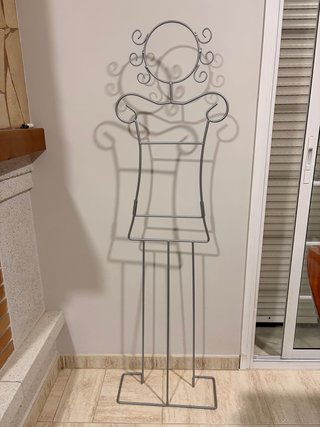 Perchero de metal gris (150 cm)