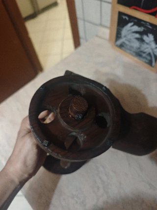 Porta bottiglia in legno lavorato a mano