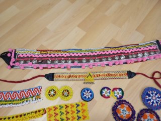Lote de adornos étnicos bordados