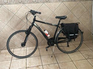 Bicicleta de paseo negra con portaequipajes