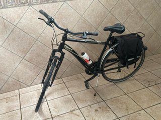 Bicicleta de paseo negra con portaequipajes