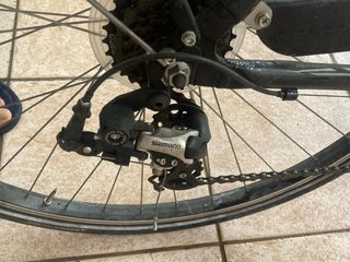 Bicicleta de paseo negra con portaequipajes