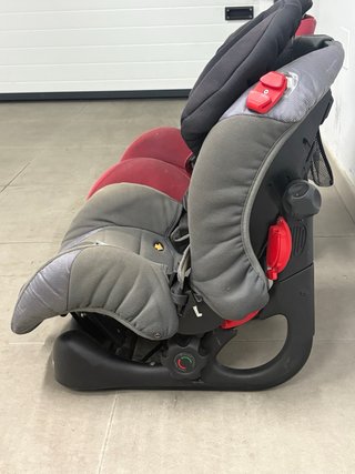 Sillas de coche, se venden juntas o por separado.