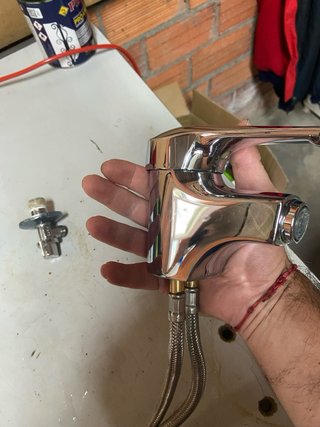 Grifo Grohe con escuadras y latiguillos