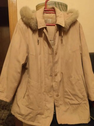 Chaqueta beige con capucha y pelo