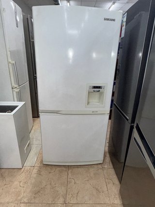 Nevera Samsung Blanca con dispensador