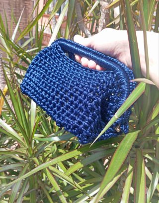 Bolso de mano azul tejido