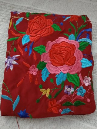Mantón bordado burdeos  flores rojas y multicolor