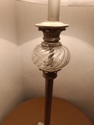 Lámpara de mesa beige y dorada antigua