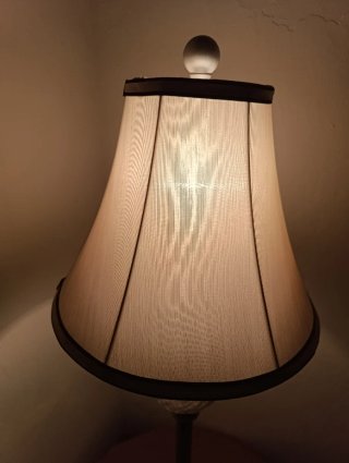 Lámpara de mesa beige y dorada antigua
