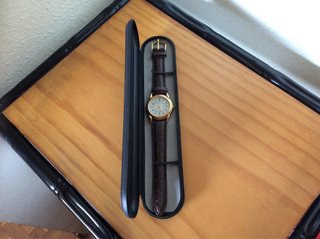 Reloj de pulsera dorado y marrón