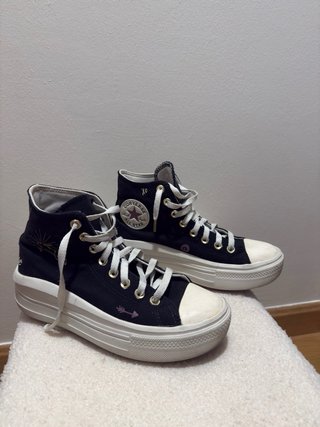 Converse plataforma negras con detalles