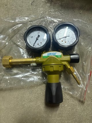Regulador de Oxígeno con Manómetros
