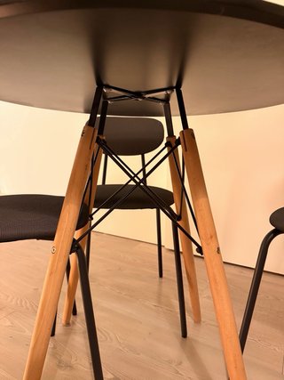 Mesa redonda negra con 4 sillas