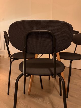 Mesa redonda negra con 4 sillas