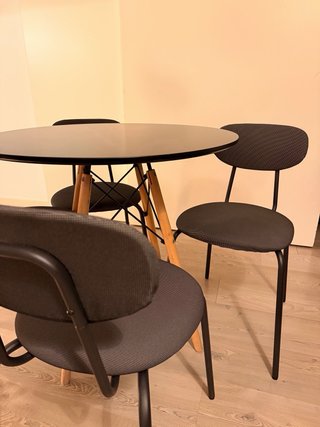 Mesa redonda negra con 4 sillas