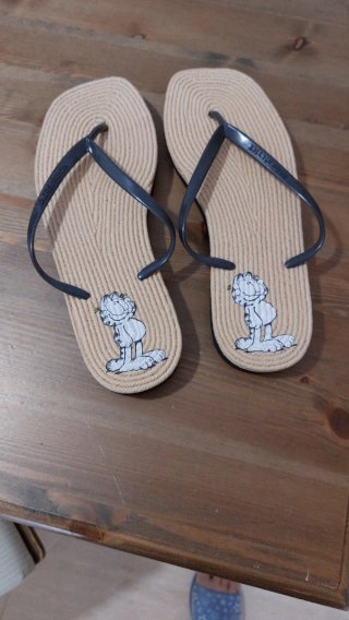 Chanclas Garfield Beige y Negras