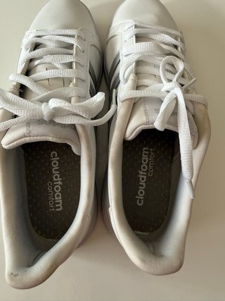Zapatillas Adidas Blancas y Plateadas