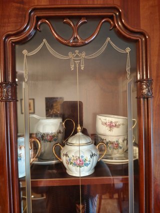 Mueble de madera y cristal
