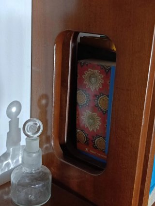 Estanterías de madera.