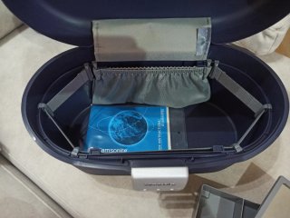 Neceser de viaje Samsonite azul con etiqueta.