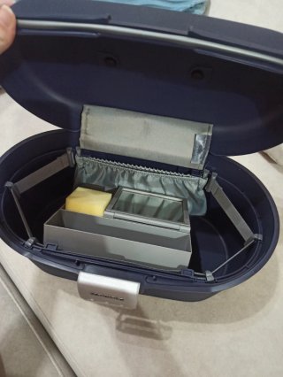 Neceser de viaje Samsonite azul con etiqueta.