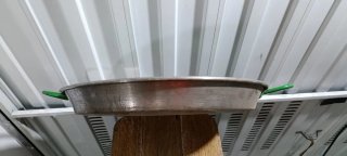 Paellera metálica con asas verdes